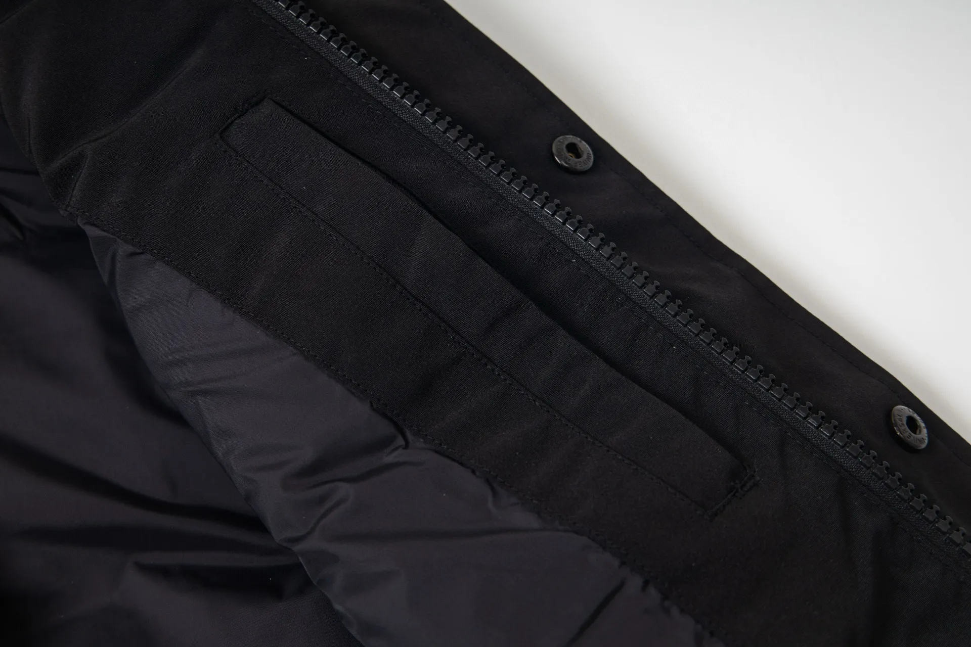 P370 Model No.: G116 Canada Goose classic down vest jacket top 1️⃣The authentic official website synchronizes the national standard 80 white duck down, never misleads such as 90 down or goose down, 100% nylon nylon lining double double-layer sealing design to prevent velvet running, the collar and pockets are made of top-grade polar fleece to keep warm and comfortable! Yoshida YKK provides original custom-made electroplated sliders. YKK two-way lockable zippers are tight and smooth and do not peel off paint! 2️⃣It is very youthful and energetic, and can be easily worn by both men and women. It is very in line with the fashion aesthetic concepts of today's young people! 3️��Full set of customized accessories, complete with three standards, same style for men and women, a must-have item for couples. Color: Black Size: XS~XXL